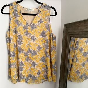 Floral sleeveless swing top sz M